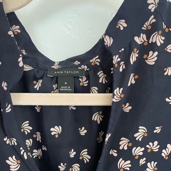 Ann Taylor Navy Cream Floral V Neck Cold Shoulder Ruffled Blouse Size M - Picture 5 of 8